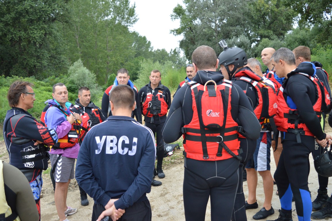 OBUKA PRIPADNIKA SEKTORA ZA VANREDNE SITUACIJE style=